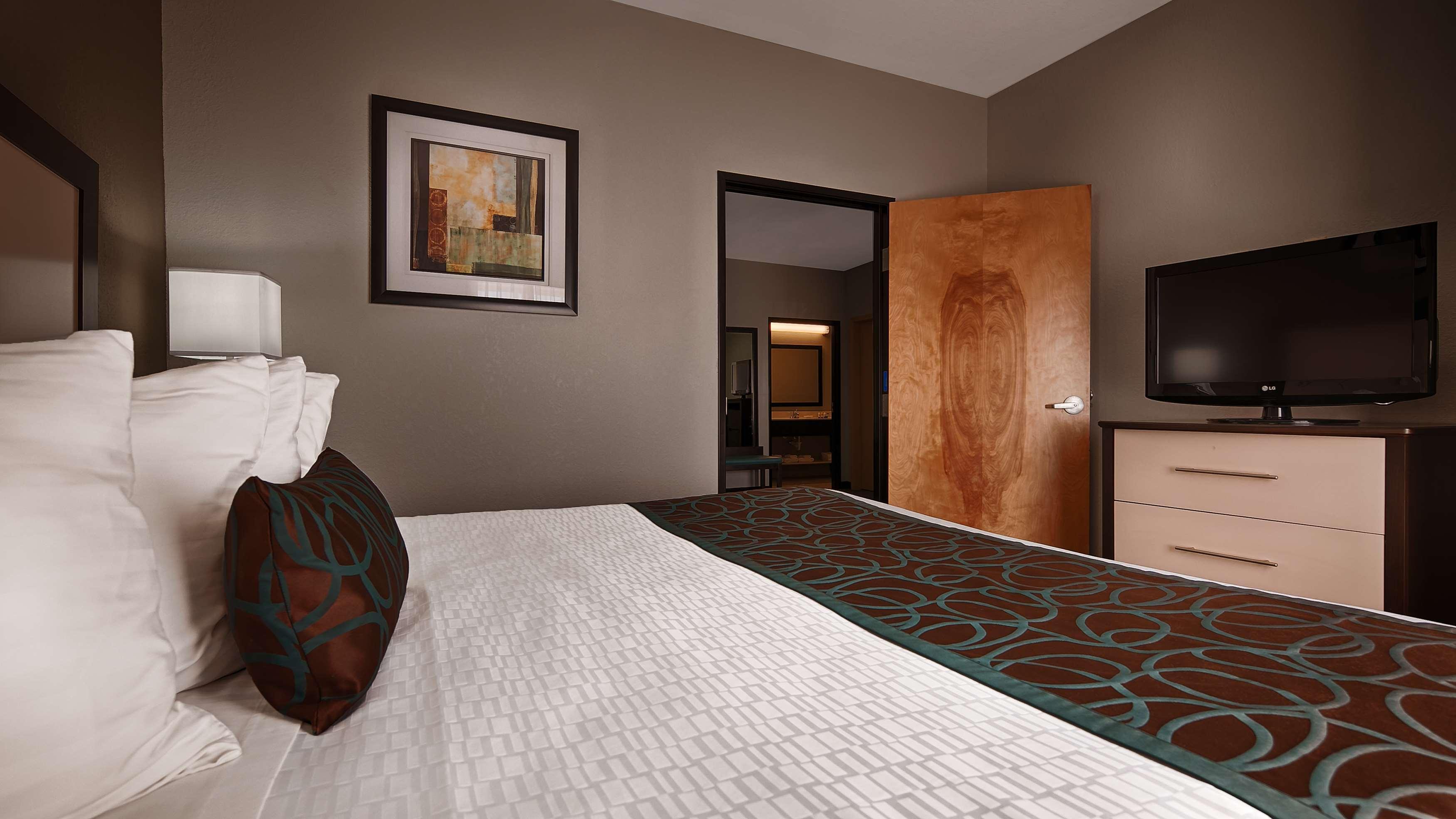Best Western Plus - Magee Inn & Suites Exterior photo
