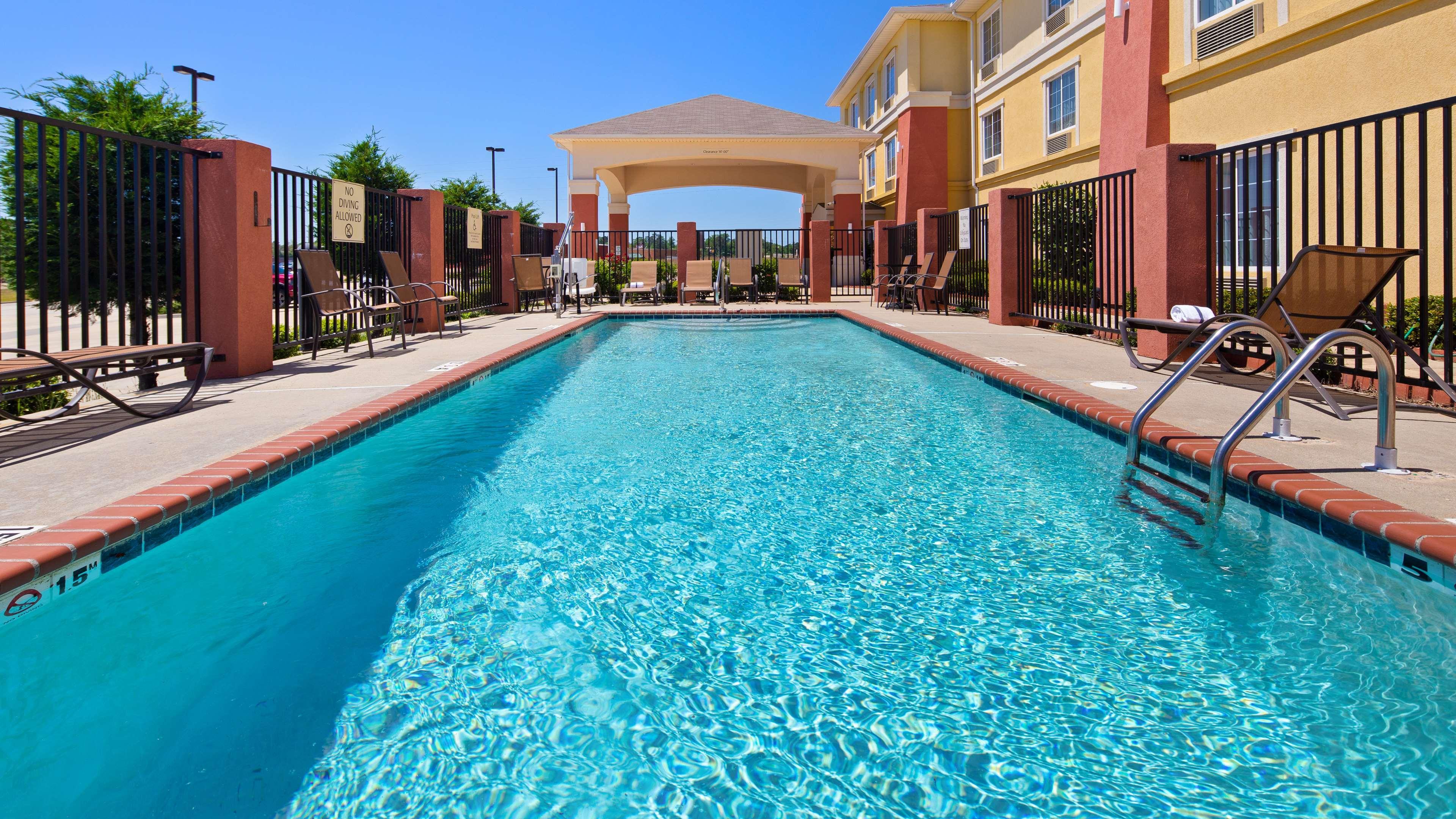 Best Western Plus - Magee Inn & Suites Exterior photo