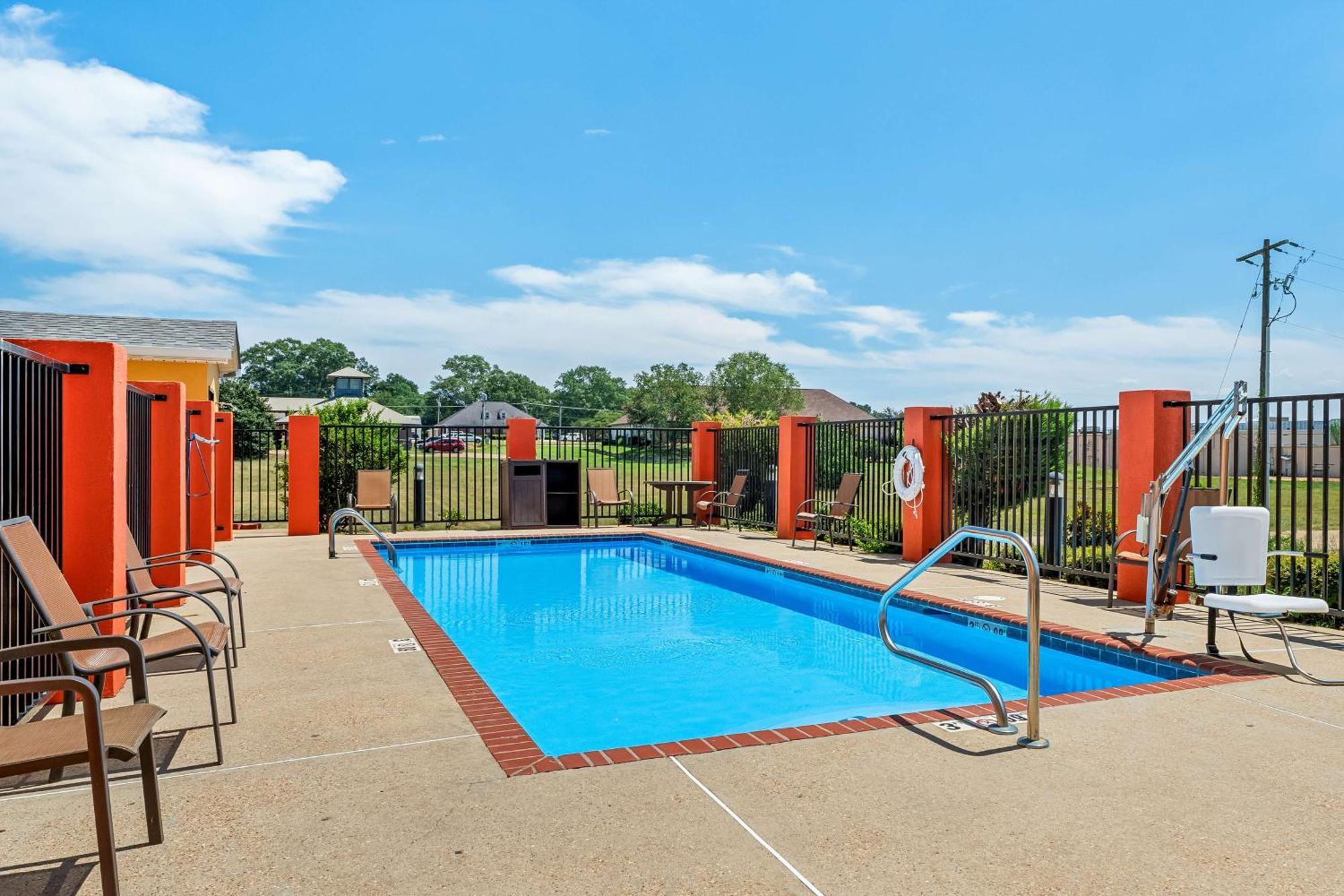 Best Western Plus - Magee Inn & Suites Exterior photo